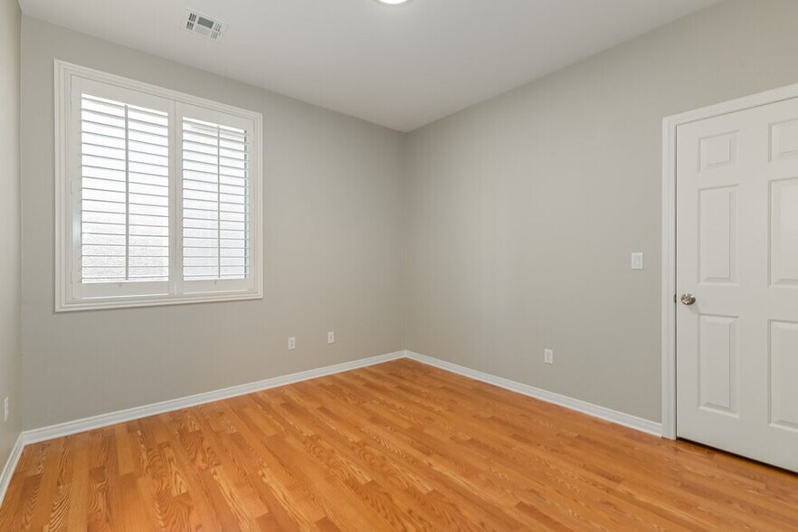 Building Photo - 868 Bussora Rose Dr