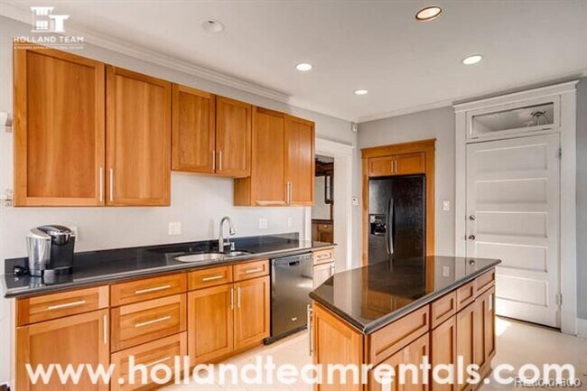 Building Photo - Uptown Capitol Hill - Secure Historic Building with Modern Updates!