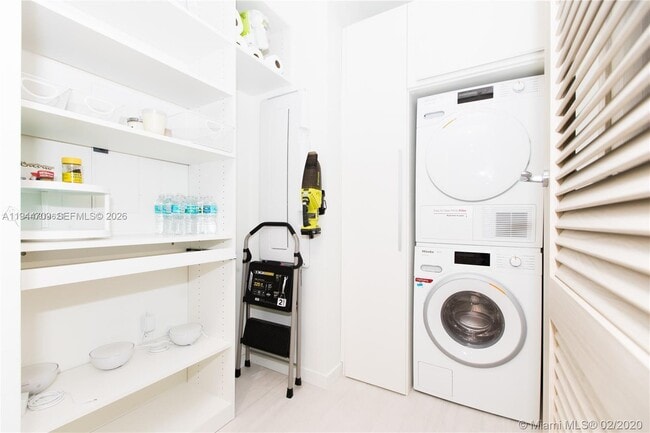 Building Photo - 1000 Brickell Plaza