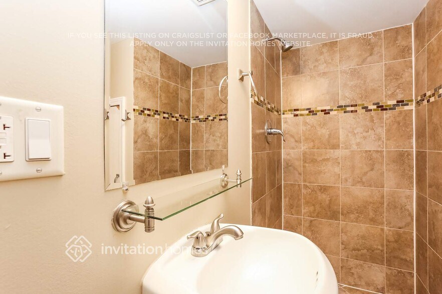 Building Photo - 2652 Maple St