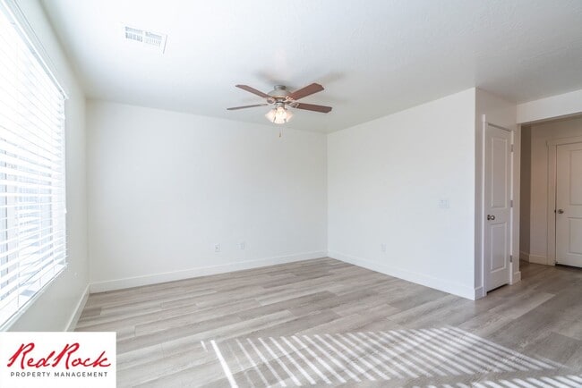 Building Photo - 4 Bed/2.5 Bath Townhome in Desert Bluff!