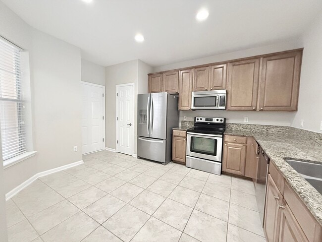 Building Photo - BEAUTIFUL 3/2.5 Hillcrest Townhome with ov...