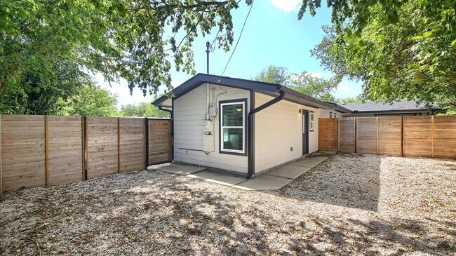 Building Photo - 2101 Benwick Cir