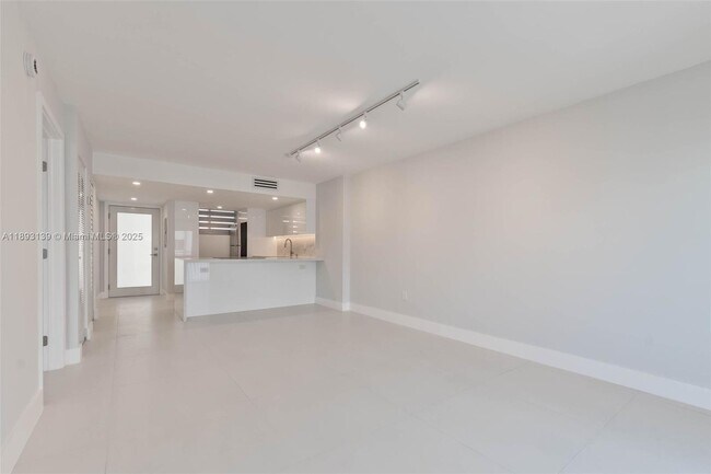 Building Photo - 1665 Bay Rd