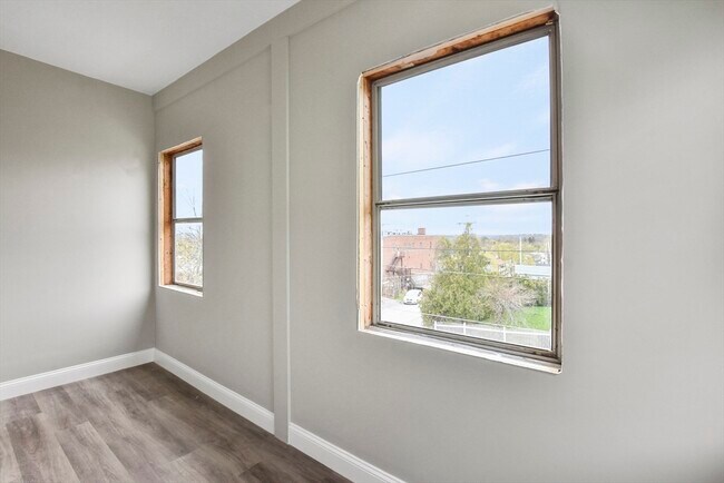 Building Photo - 27 Oak St