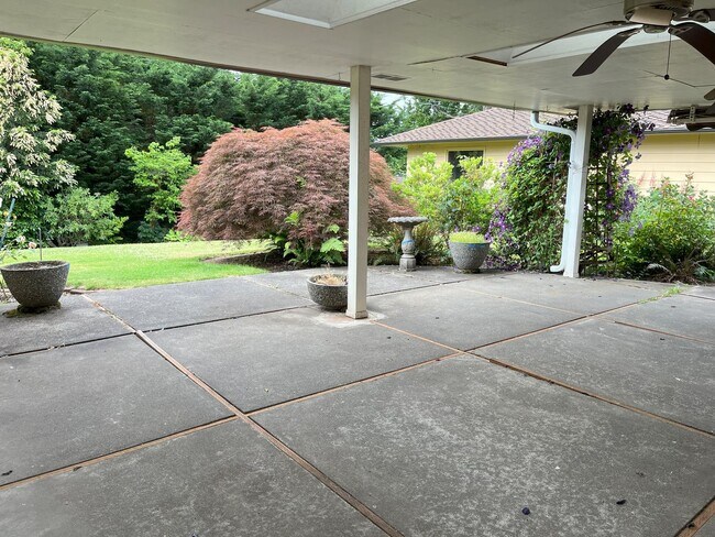 Building Photo - Timeless Character Meets Spacious Living i...