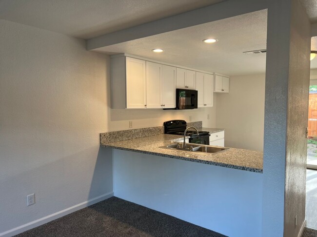 Building Photo - Two story condo in East Modesto!