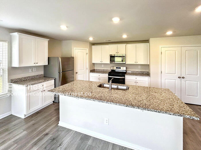 Building Photo - 3231 Quintana Dr