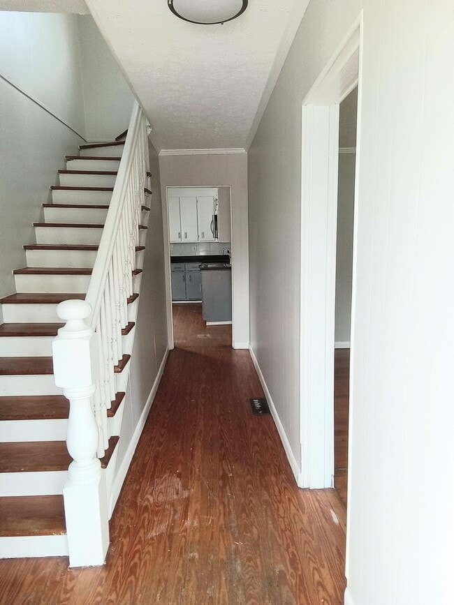 Building Photo - Renovated 2BR, 1 BA Duplex Apartment