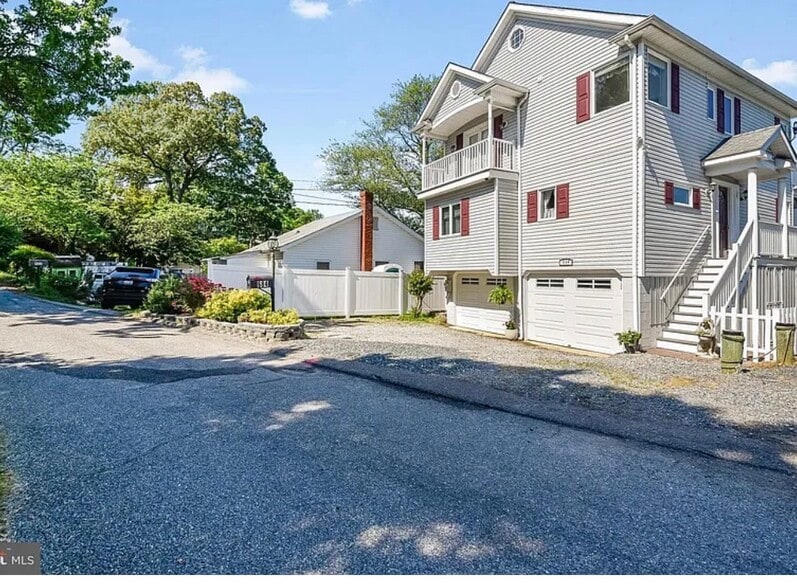 Building Photo - 684 N Riverside Dr