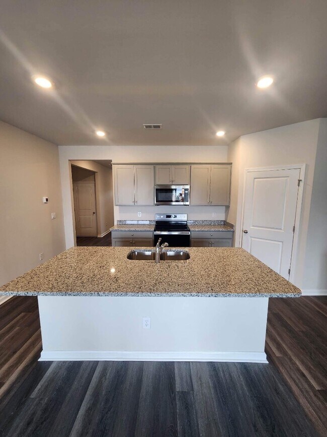 Building Photo - 323 Vaccaro Dr