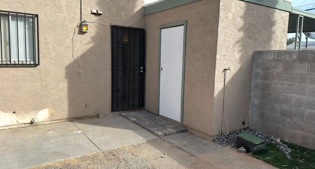 Building Photo - 2 BEDROOMS 1.5 BATHROOM TOWNHOUSE AVAILABLE FOR RENT JONES AND VEGAS DR !!!