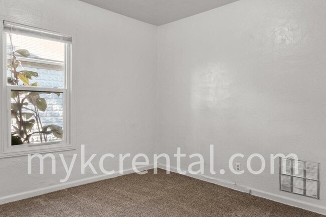 Building Photo - 1131 Hasbrook Ave