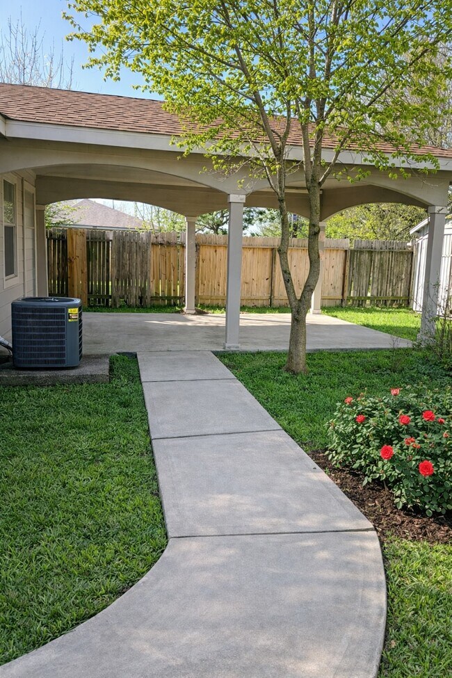 Building Photo - 15823 Regal Trace Ln