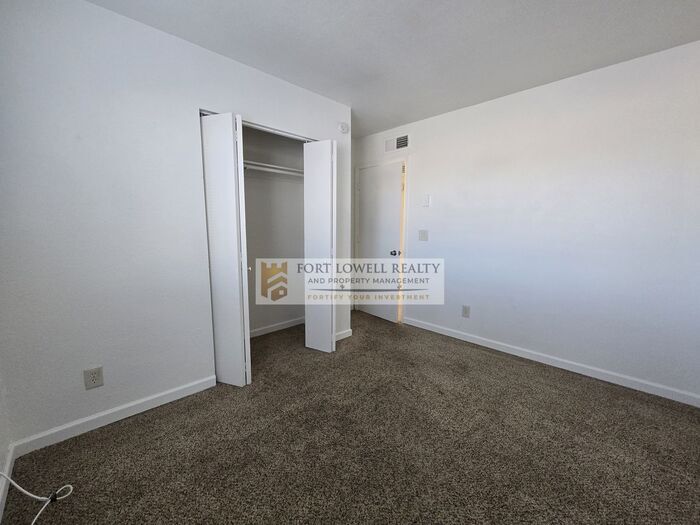 Building Photo - 330 E Corona Rd