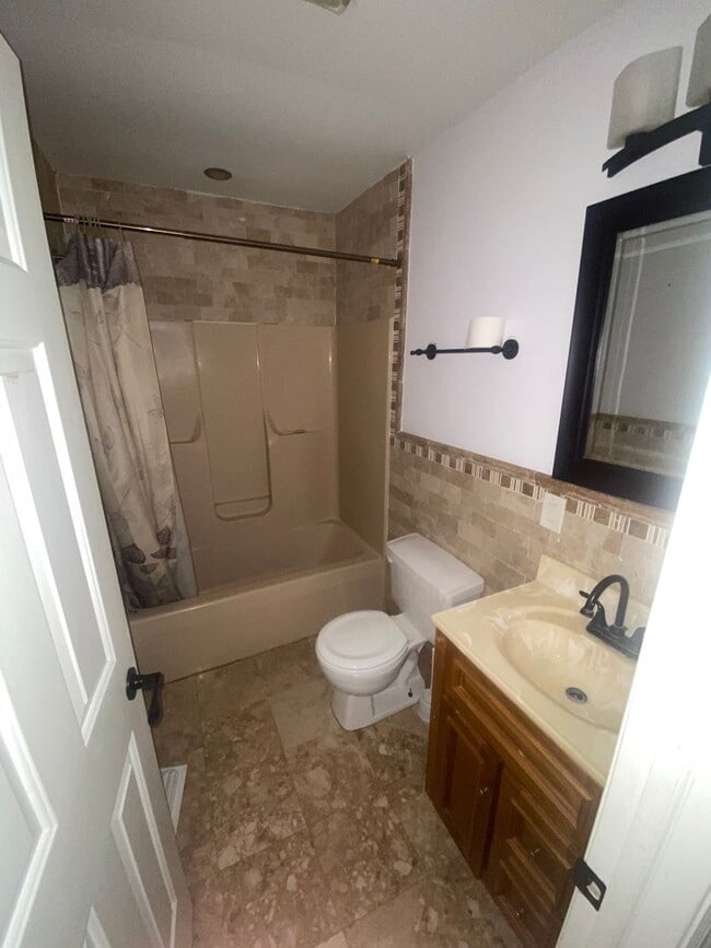 Building Photo - Beautiful 4 Bed, 3 Bath Ready For Rent!