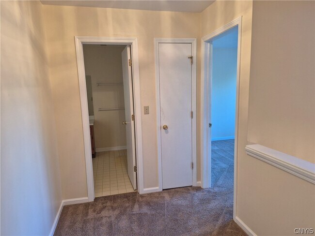 Building Photo - 435 Summerhaven Dr N