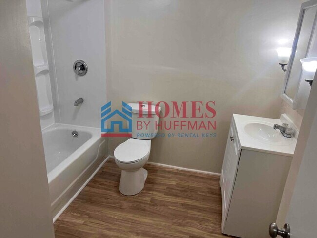 Building Photo - Three Bedroom House | Move in Ready