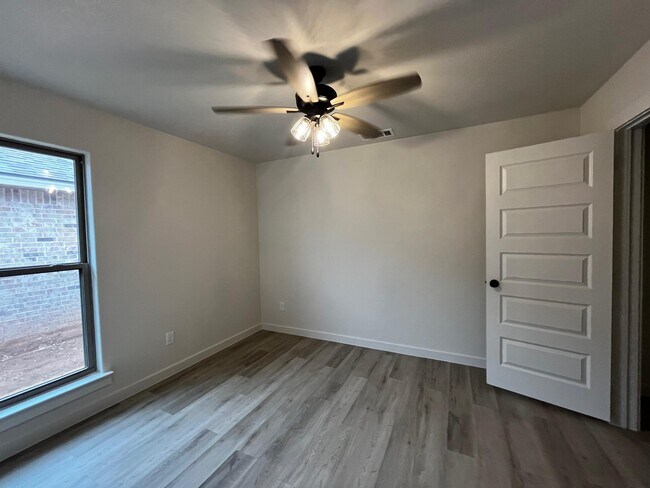 Building Photo - 2016 Cottonwood Ave