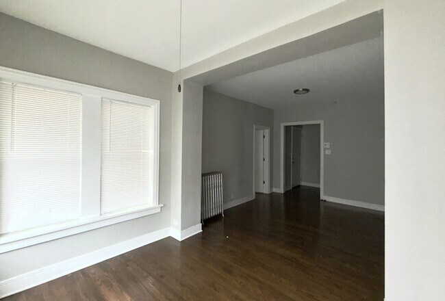 Building Photo - 3355 W Sunnyside Ave
