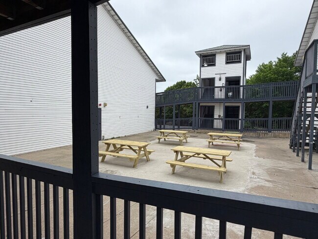 Building Photo - 2825 Green Mountain Dr