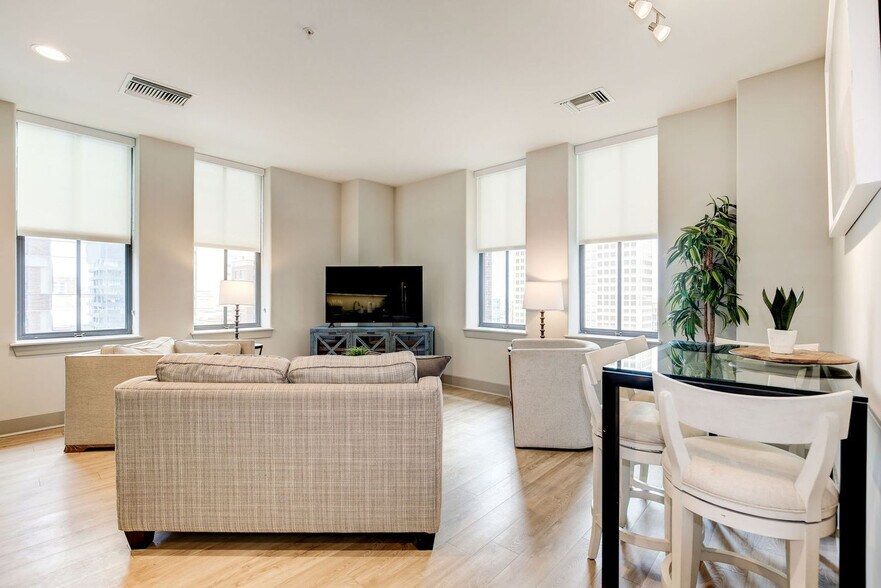 Building Photo - 10 Light St