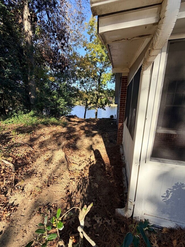 Building Photo - 332 Pinelake Dr.