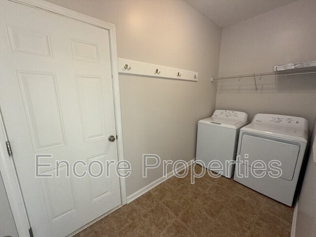 Building Photo - 912 Custom Oak Ln