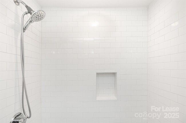 Building Photo - 542 Iverson Way