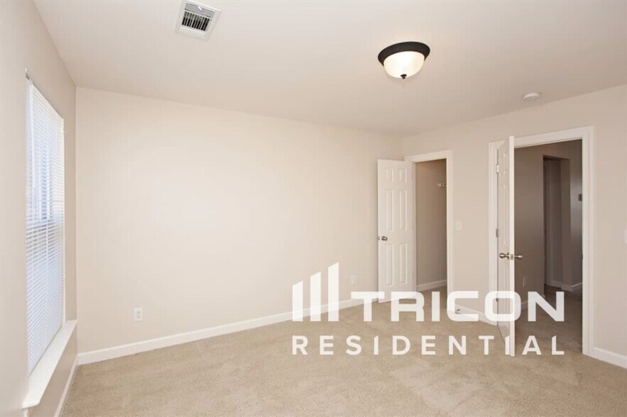 Building Photo - 91 Berry Hill Dr