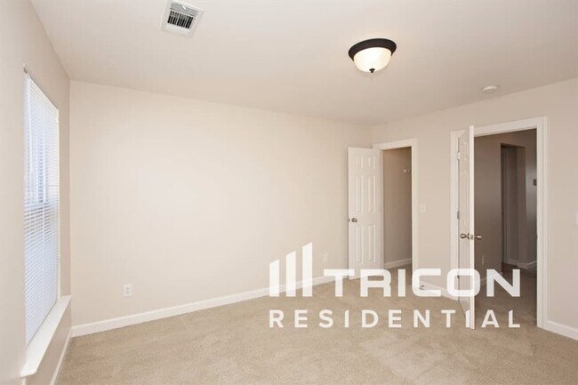 Building Photo - 91 Berry Hill Dr