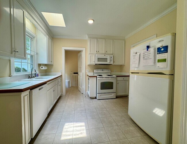 Building Photo - Charming Green Hills Single Family Home