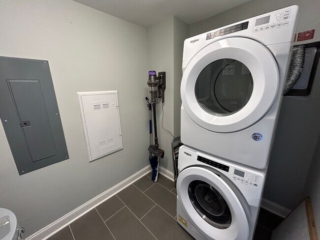 Building Photo - Two bedroom end unit condo with stunning d...