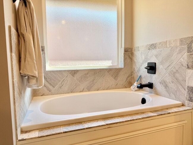 Building Photo - Gorgeous Newer Build! 3 Bed 2 Bath in Deer Creek Schools