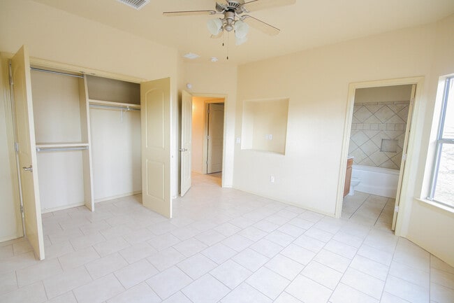 Building Photo - 5806 Redstone Rim Dr