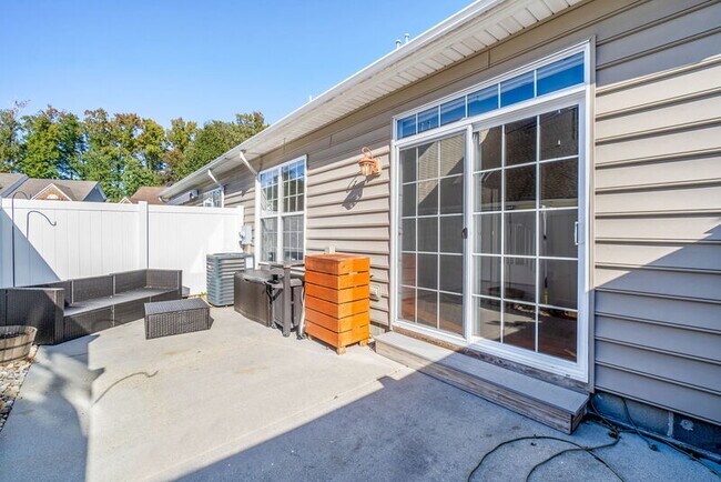 Building Photo - 985 Lambourne Ln