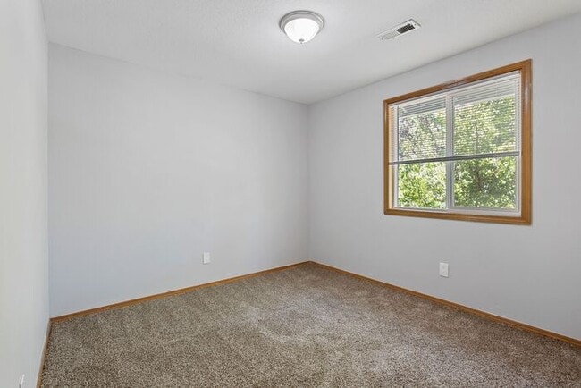 Building Photo - 3 bedroom townhouse with Garage!! Wont las...