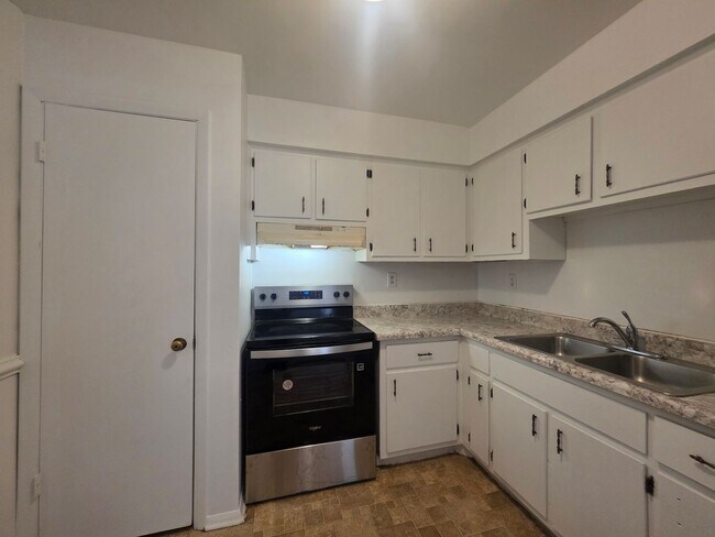 Building Photo - LYO3240#-MW
