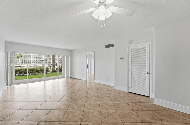 Building Photo - 1427 E Hillsboro Blvd