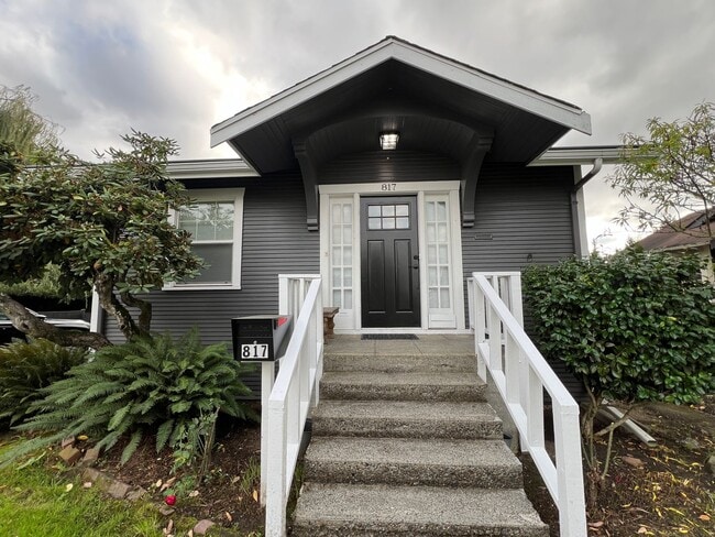 Building Photo - Gorgeous Craftsman available Now