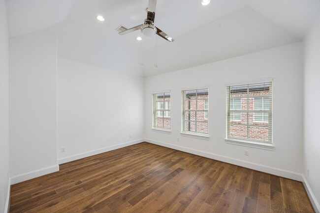 Building Photo - 2715 Maxroy St