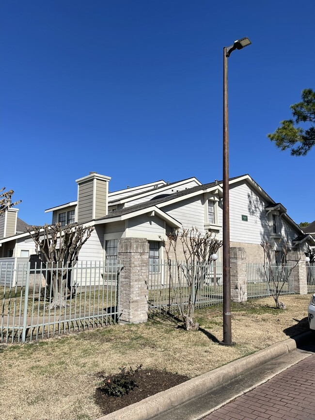 Building Photo - 6239 Ludington Dr