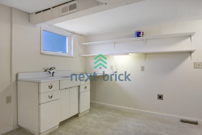 Building Photo - A classic vintage house ready to rent