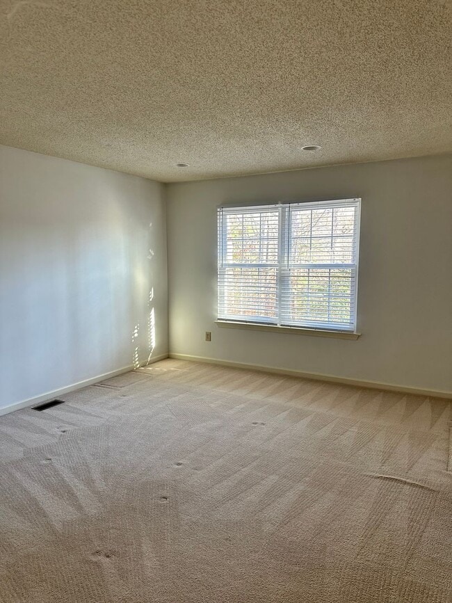 Building Photo - Townhouse in Chisel Run! Available Now