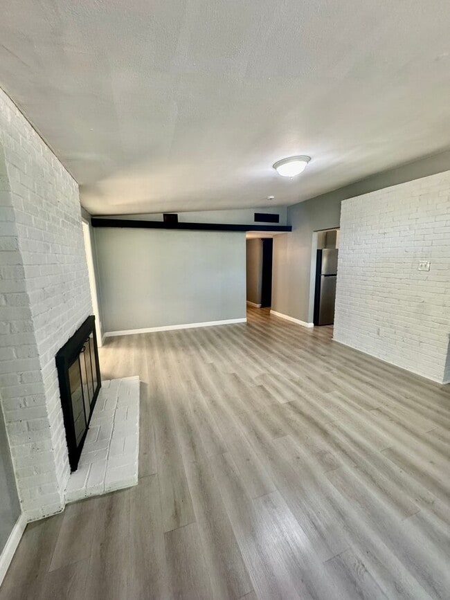 Building Photo - Don’t miss this opportunity!