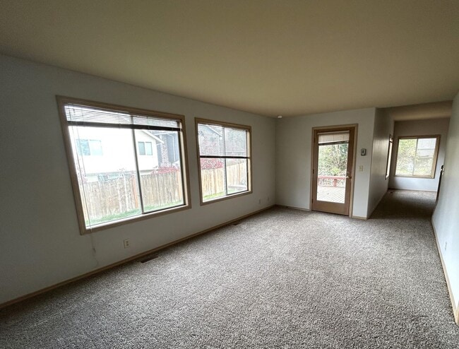 Building Photo - Large 4 bedroom 2.5 bath home in Glen Eagle
