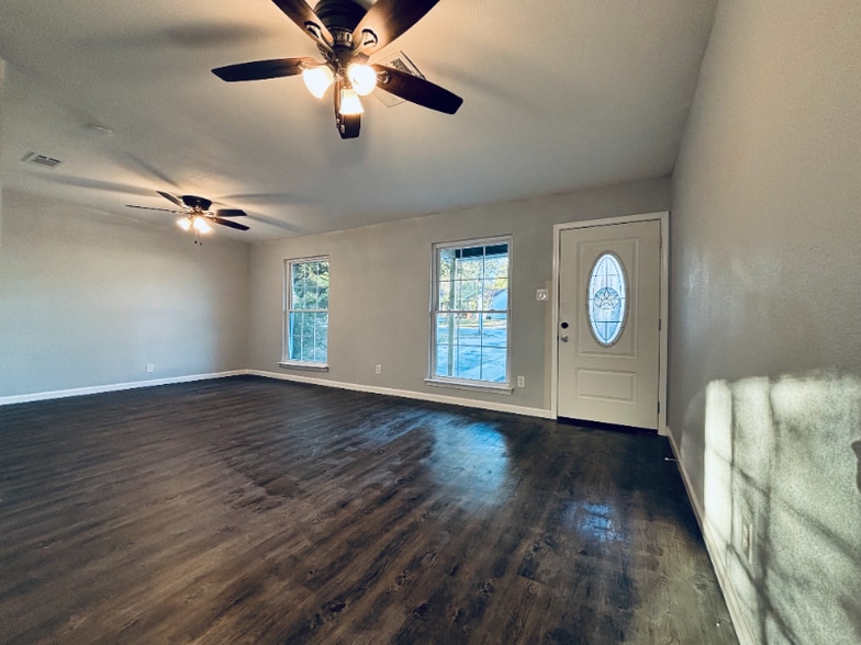 Building Photo - 2325 Lakehurst Dr