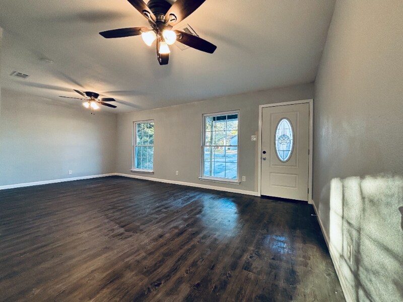 Building Photo - 2325 Lakehurst Dr