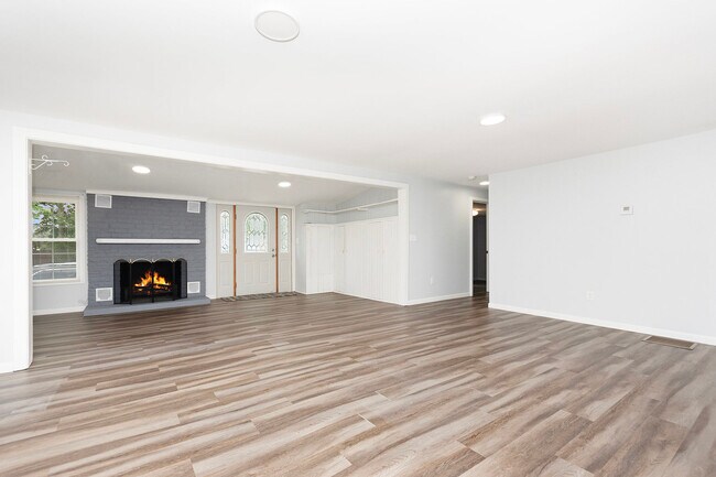 Building Photo - 2576 Plainfield Rd