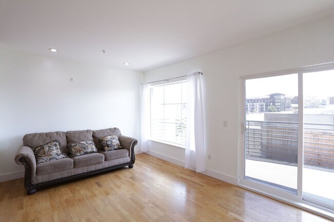 Building Photo - 371 30th St